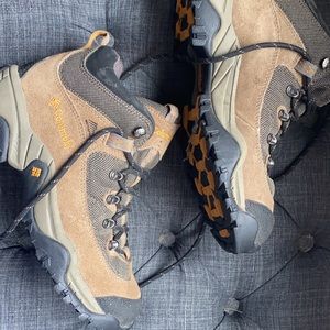 Columbia hiker boots. Women. Size 8. New.